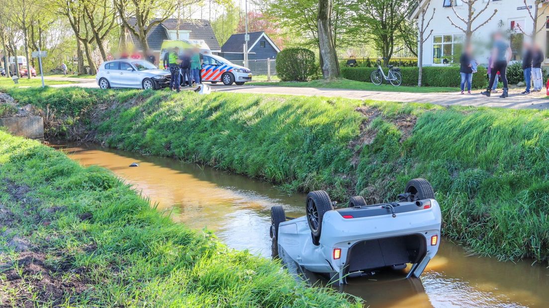 De auto sloeg over de kop en kwam in de sloot terecht