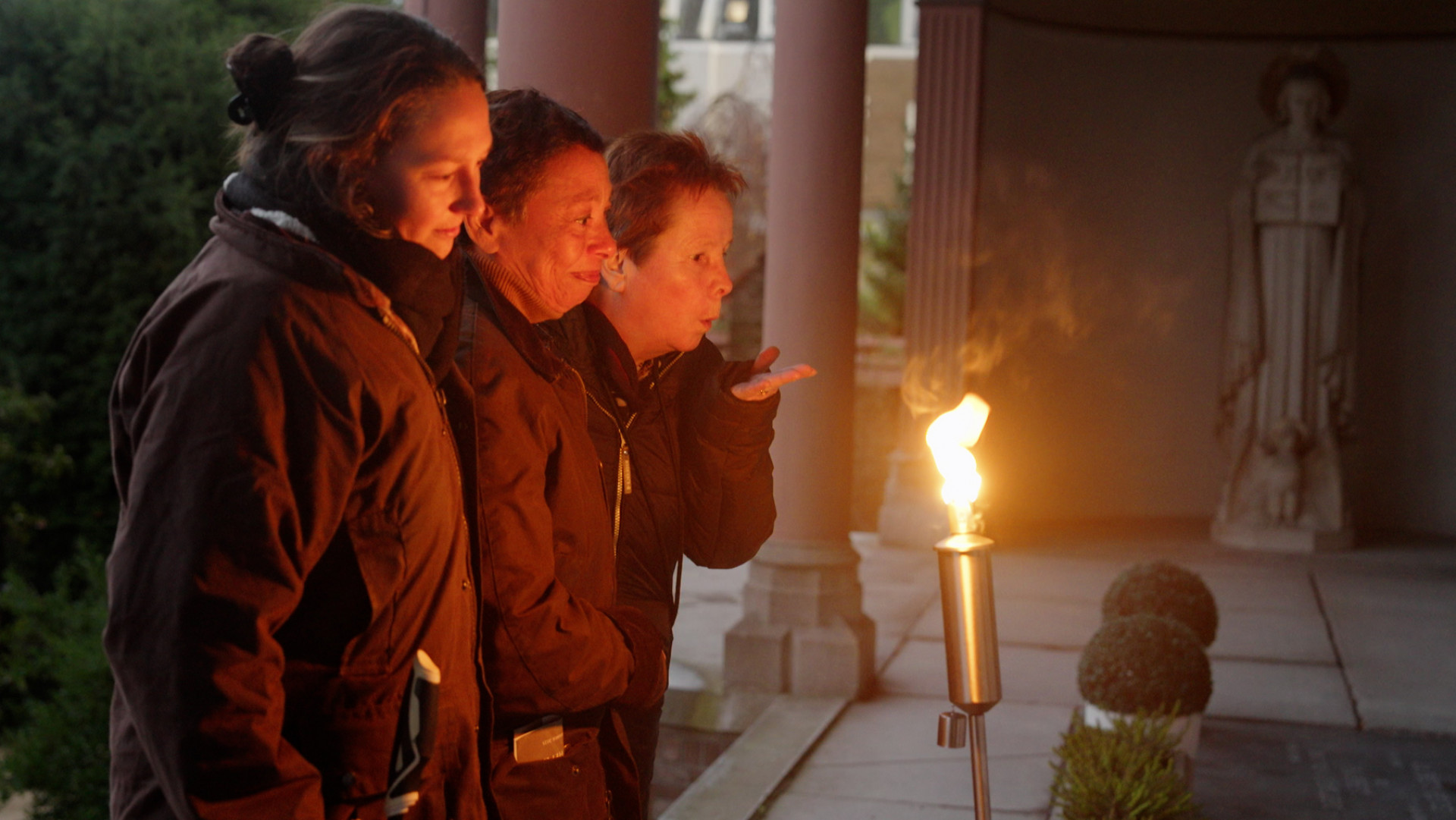 Bij het familiegraf bezoeken Wil en Paola hun dierbaren