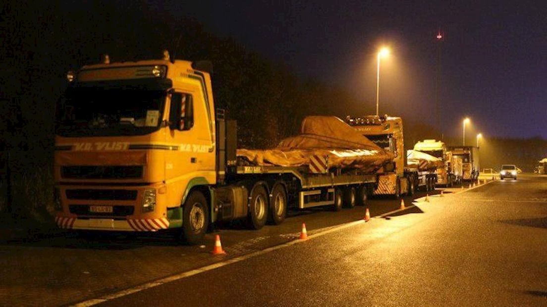 Het konvooi dat de wrakstukken van vlucht MH17 vervoert is in Nederland