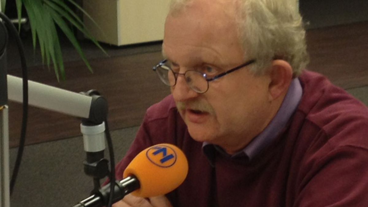 Warffums Mannenkoor voor het zingen de kerk uit - RTV Noord