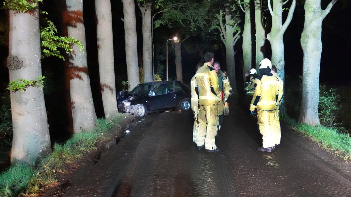 Auto botst tegen boom in Dwingeloo, inzittende gewond