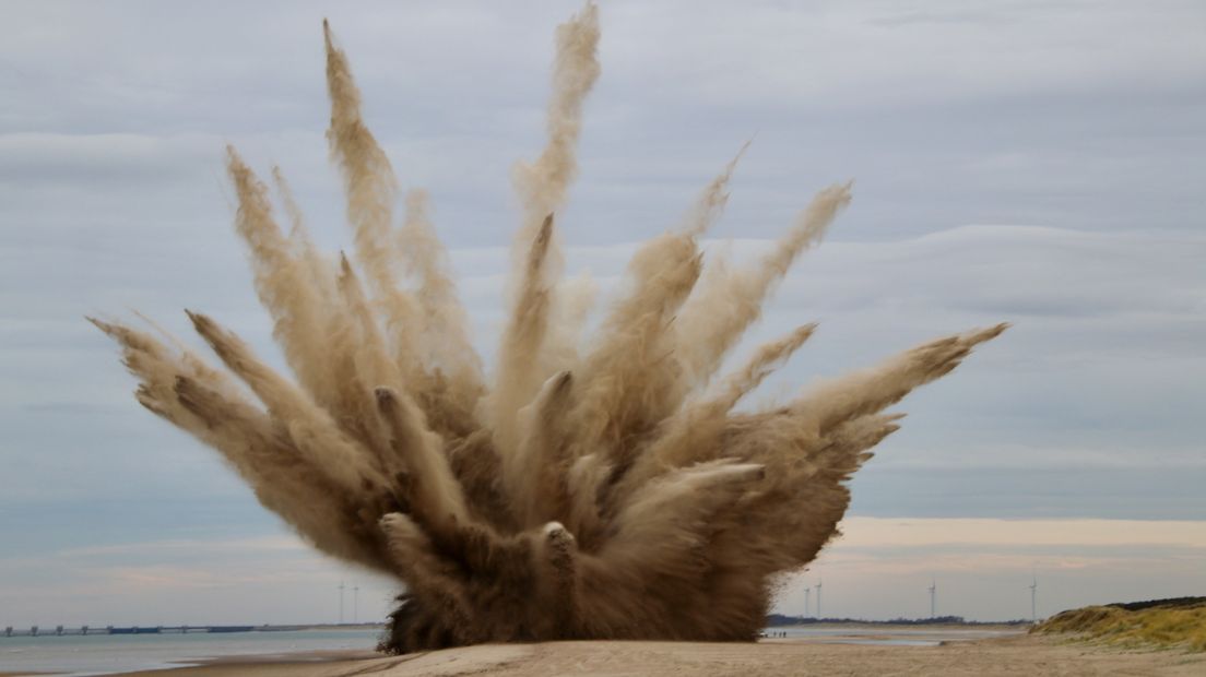 Bom uit Vlissingen tot ontploffing gebracht op strand Vrouwenpolder