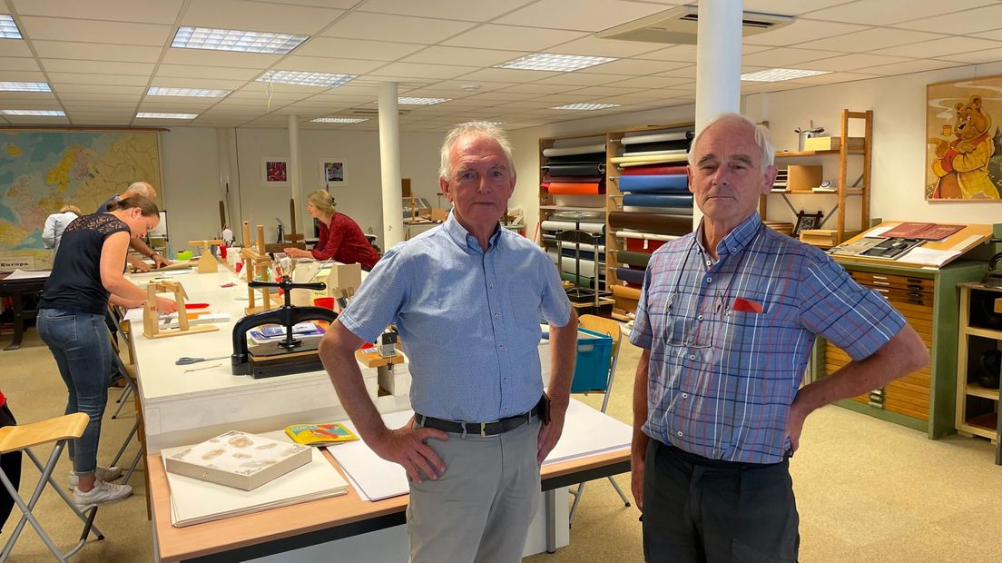 Jan Fens (l) samen met Bruno Tideman (r) in het huidige onderkomen tegenover het voormalige postkantoor in Emmen