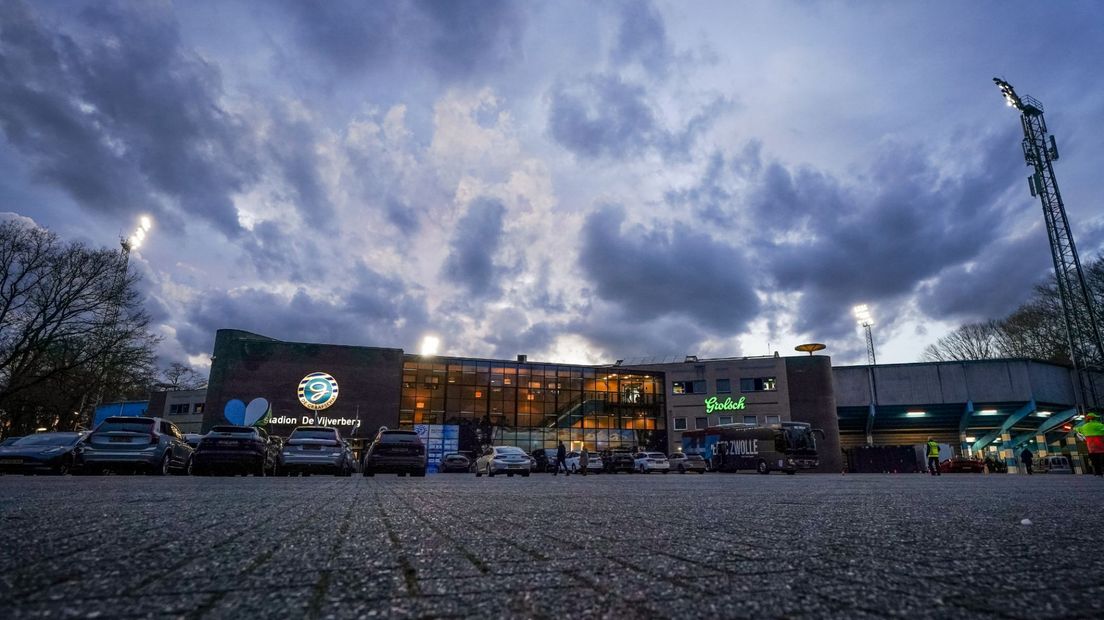 Donkere wolken pakken zich samen boven De Vijverberg, het stadion van De Graafschap