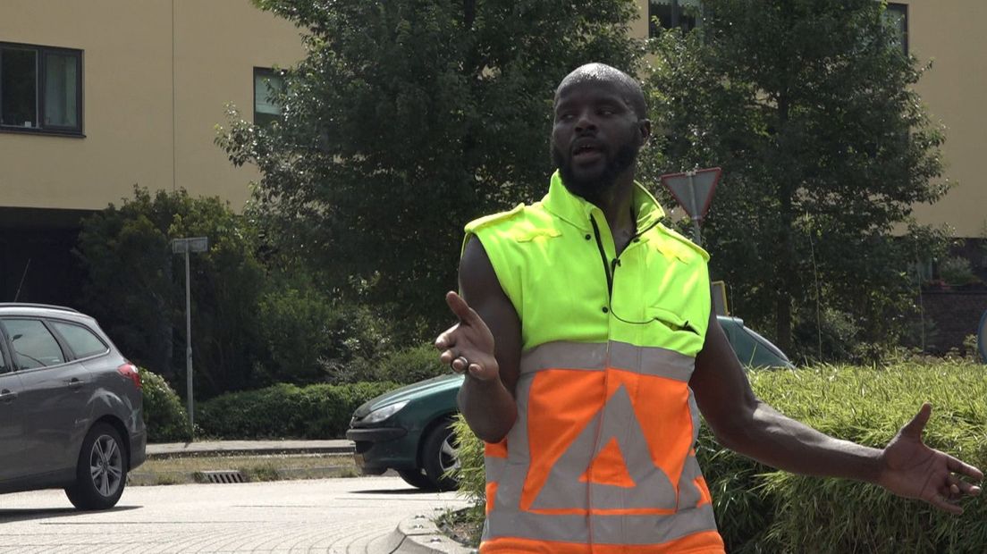 Berthony Jomba danst de hele dag op de rotonde