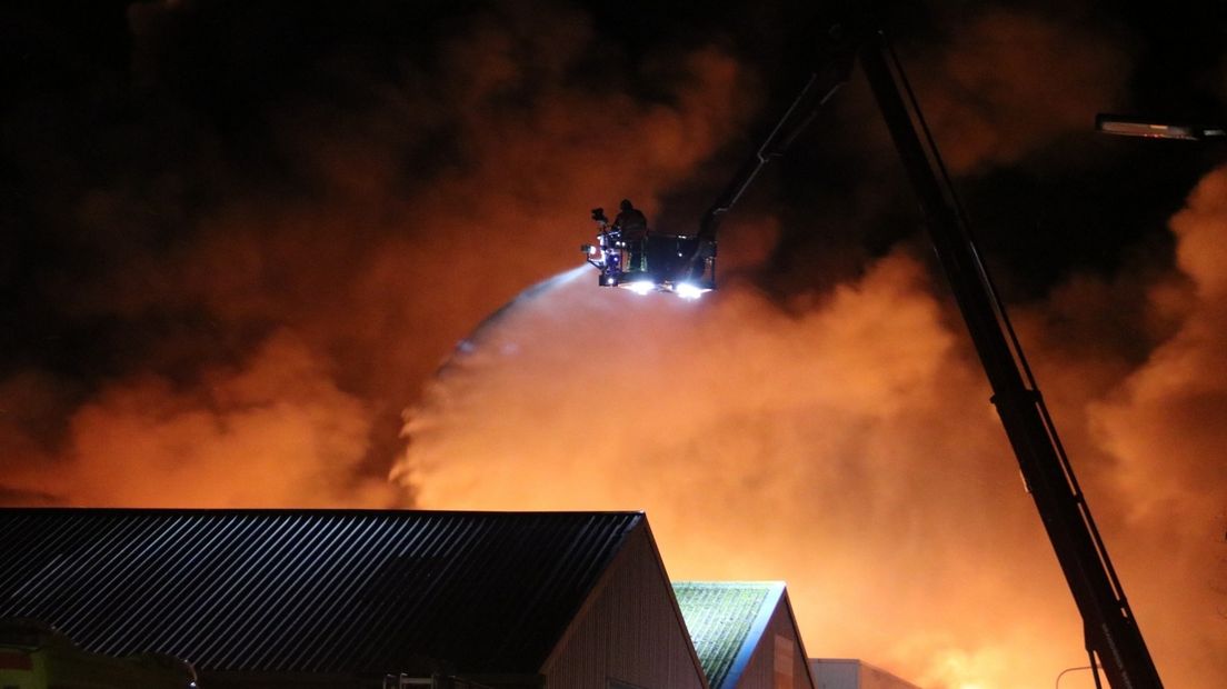 De brandweer rukte met groot materieel uit voor de brand op het bedrijventerrein in Sint-Maartensdijk.