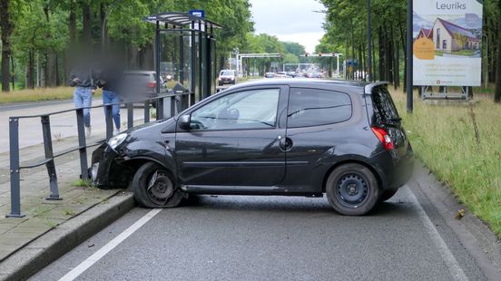 Twee gewonden bij vier ongevallen in Enschede kort na elkaar. Twee gewonden bij vier ongevallen in Enschede kort na elkaar.