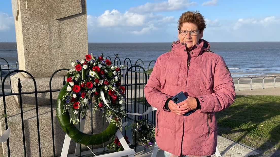 Hinnie Mulder bij het Loodsenmonument in Delfzijl