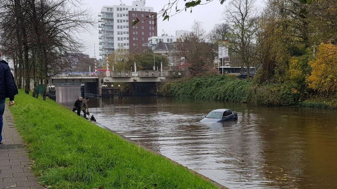 De bestuurder wordt op de kant geholpen.