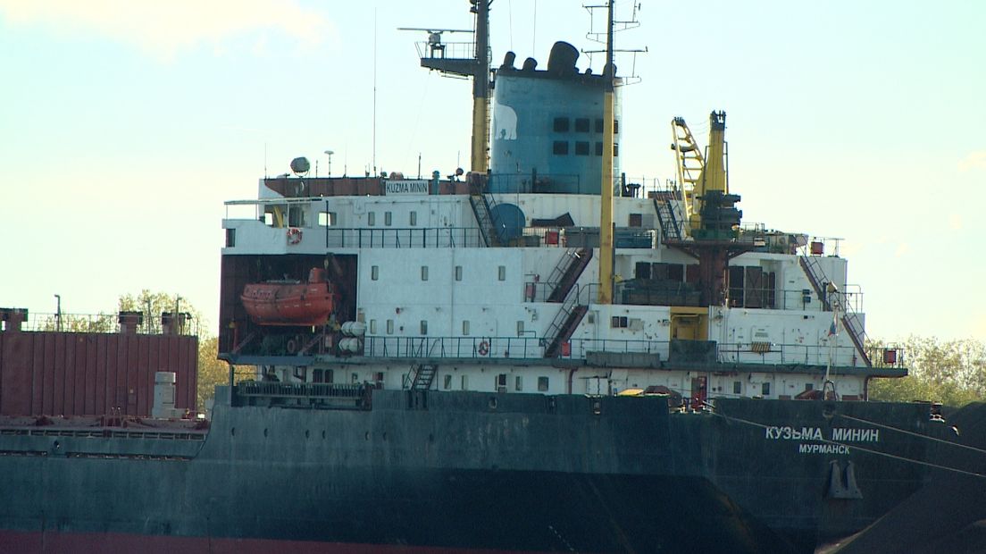 De bulkcarrier die vastligt in Terneuzen.