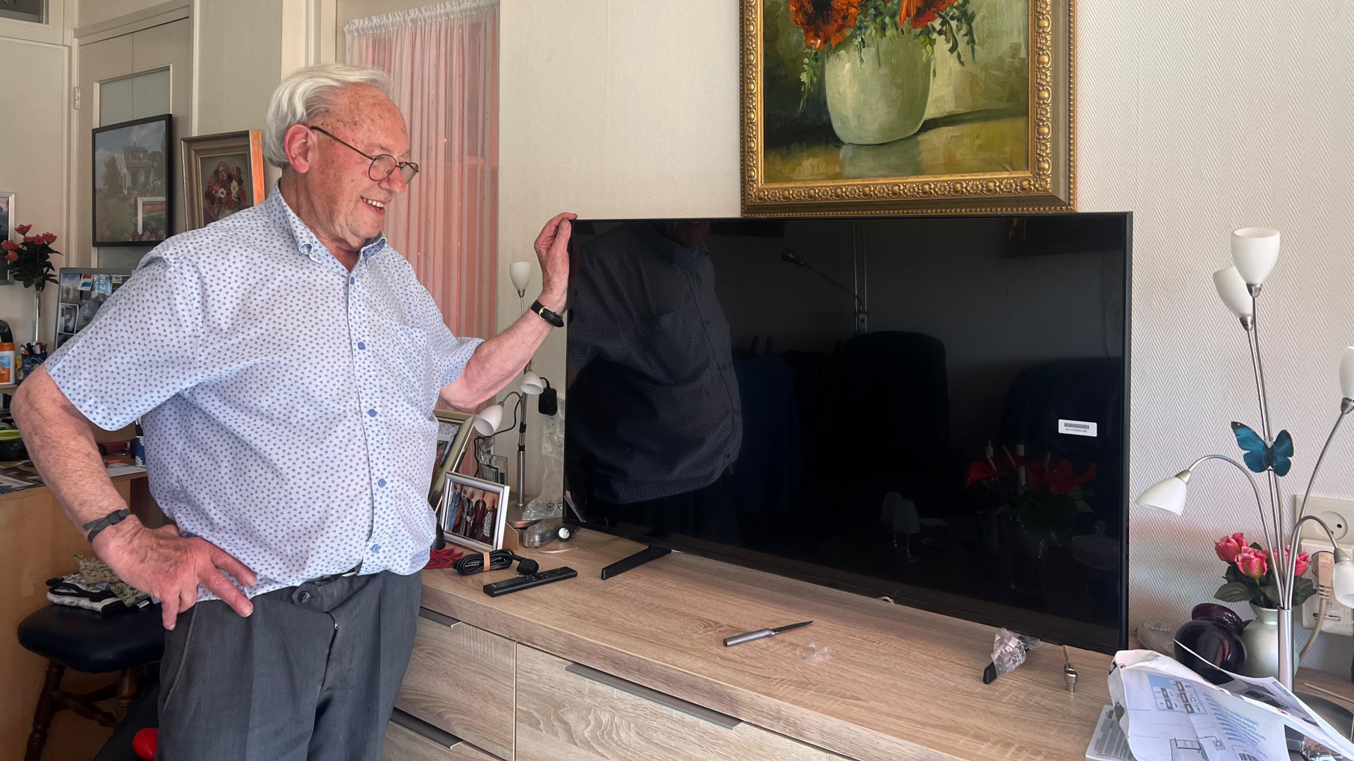 Cor is dolblij mij zijn nieuwe televisie