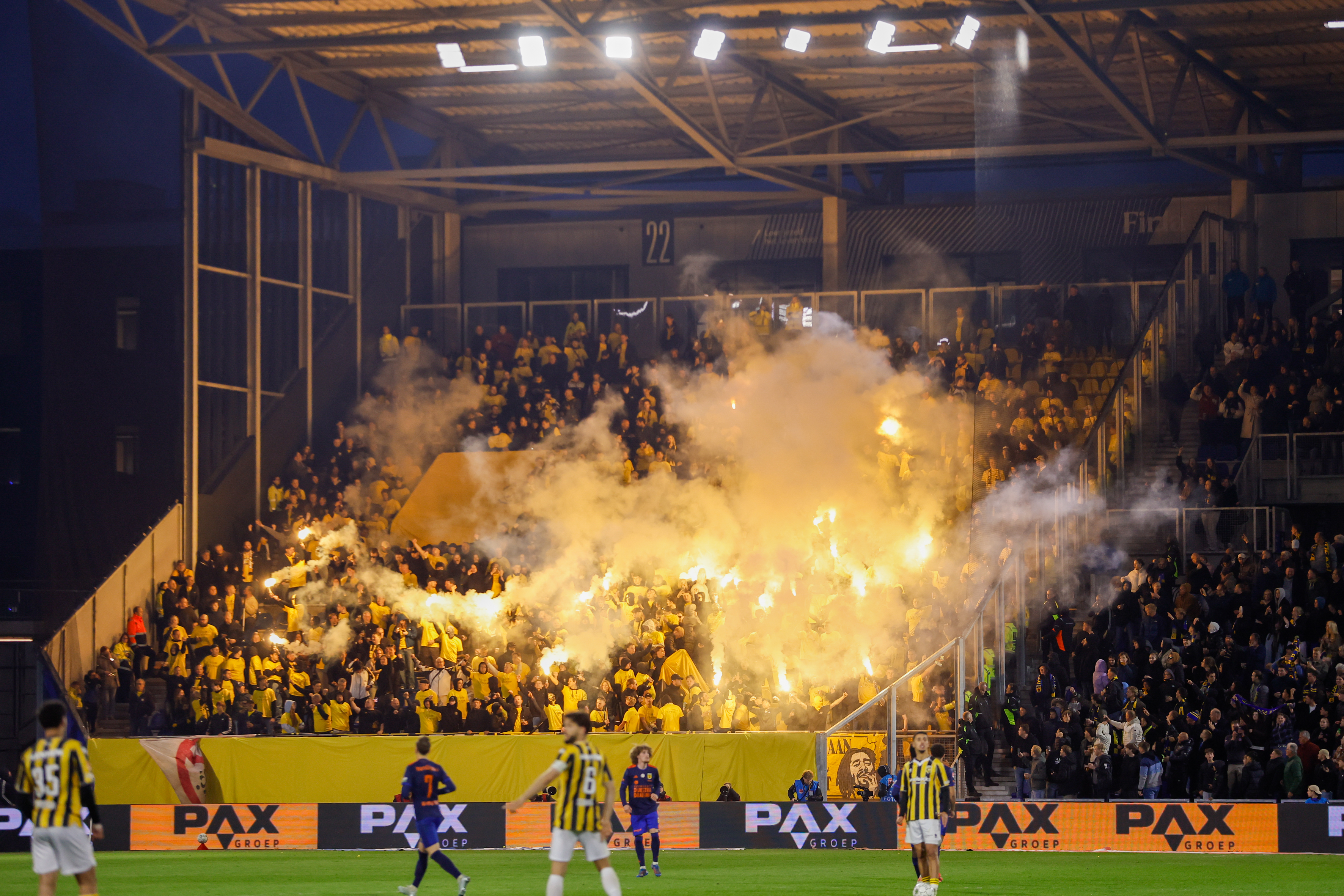 Fjoerwurk yn it fak mei de Vitesse-supporters by Cambuur - Vitesse
