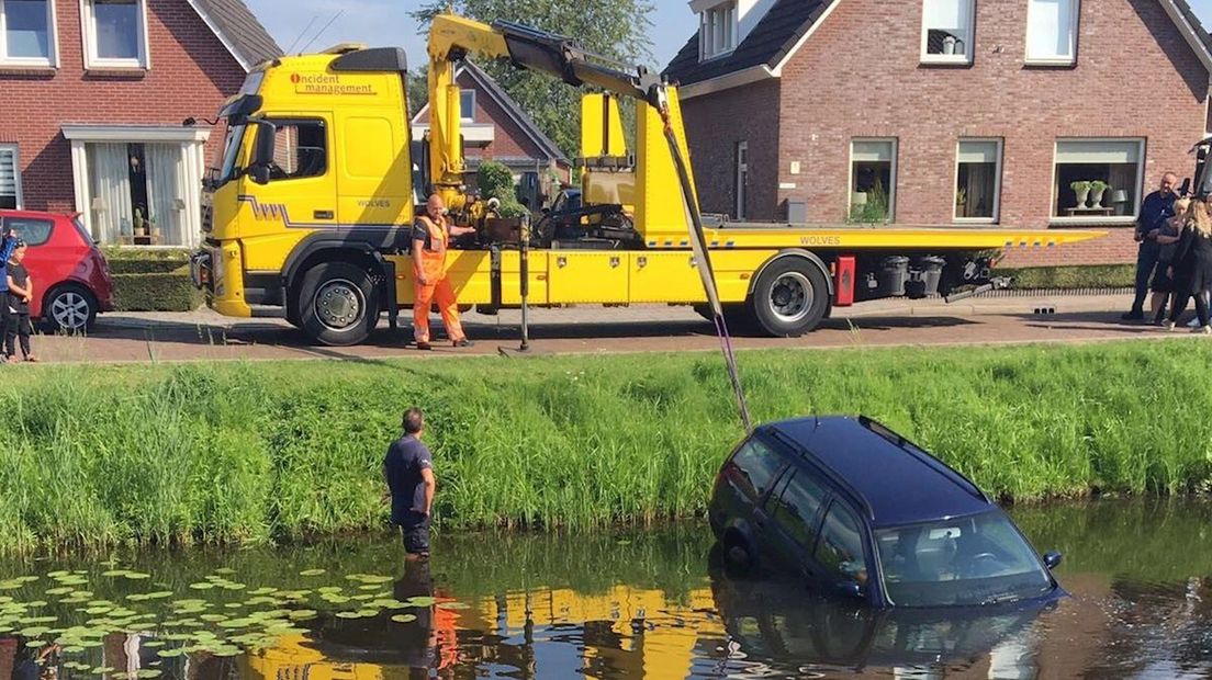 Berger takelt auto op het droge