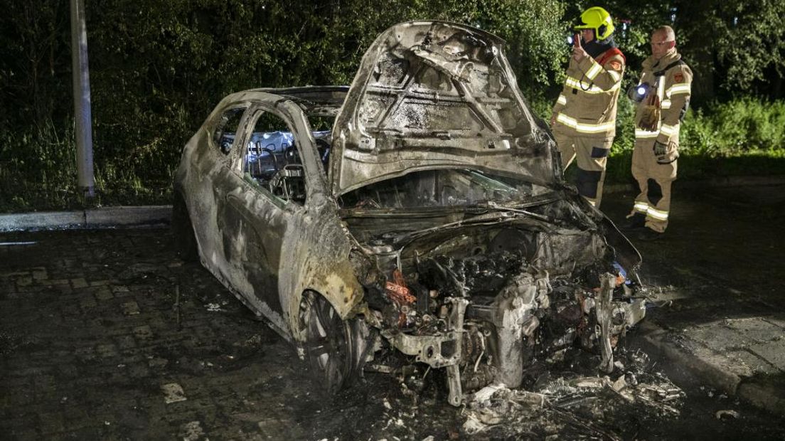 Een geparkeerde auto is volledig uitgebrand. Dit gebeurde in de nacht van zondag op maandag aan de Doorwerthlaan in Arnhem. Van het voertuig bleef niets over.