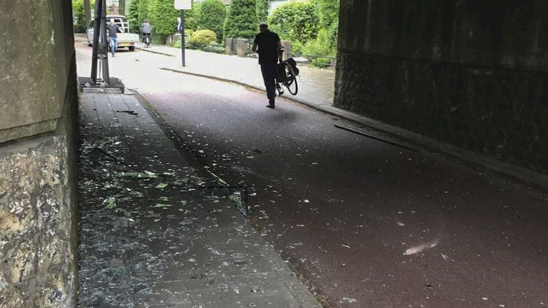 Duizenden stukjes glas in de tunnel van de Anninksweg