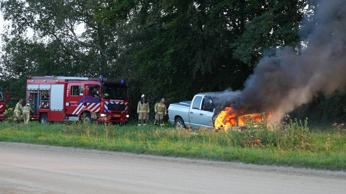 Pick-up truck vliegt in brand tijdens het rijden in Deurze