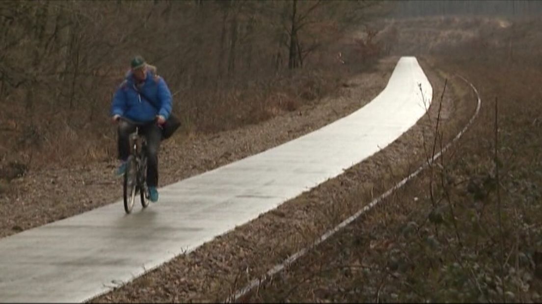 Het ligt er nog maar net en is nu al discutabel: het fietspad langs het spoor in Groesbeek.