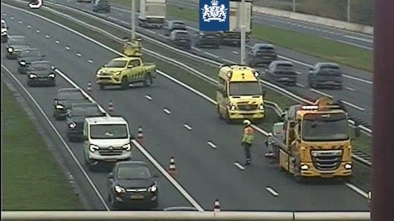 Ongeluk in file op A28 bij Staphorst: verkeer richting Zwolle staat vast. Ongeluk in file op A28 bij Staphorst: verkeer richting Zwolle staat vast.