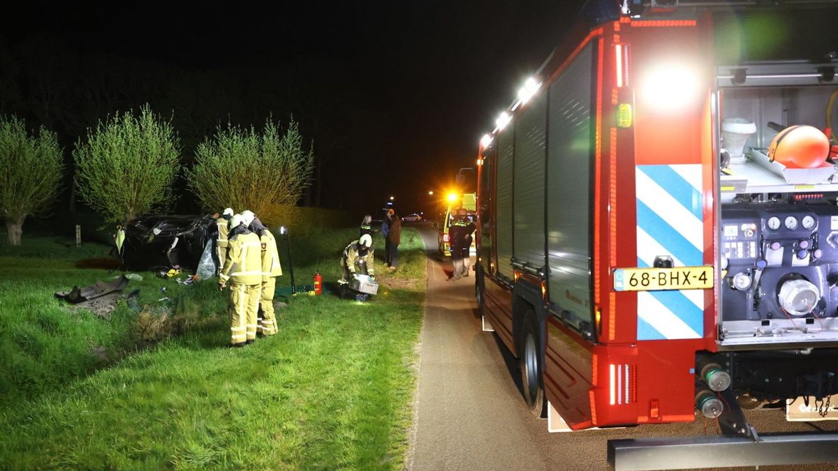 Automobiliste slaat over de kop en raakt gewond bij Annen