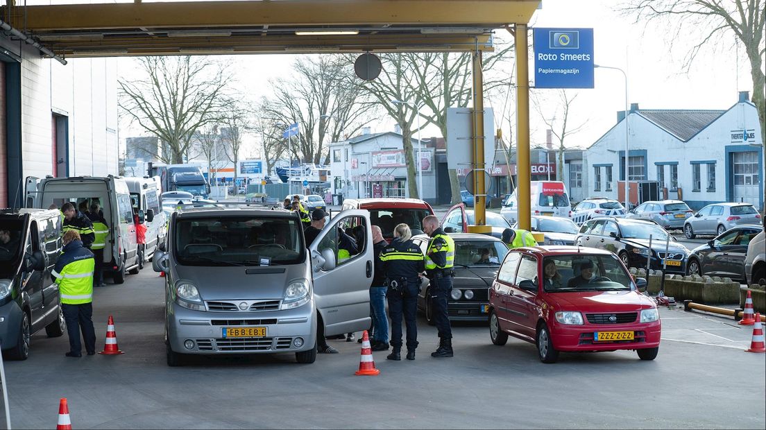 Opmerkelijke overtredingen bij verkeerscontrole Deventer: 'Graafmachine stond los op aanhanger'