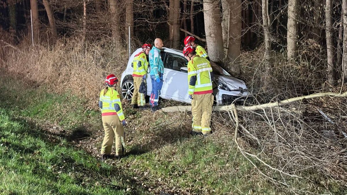 Auto schiet van A18 en slaat over de kop
