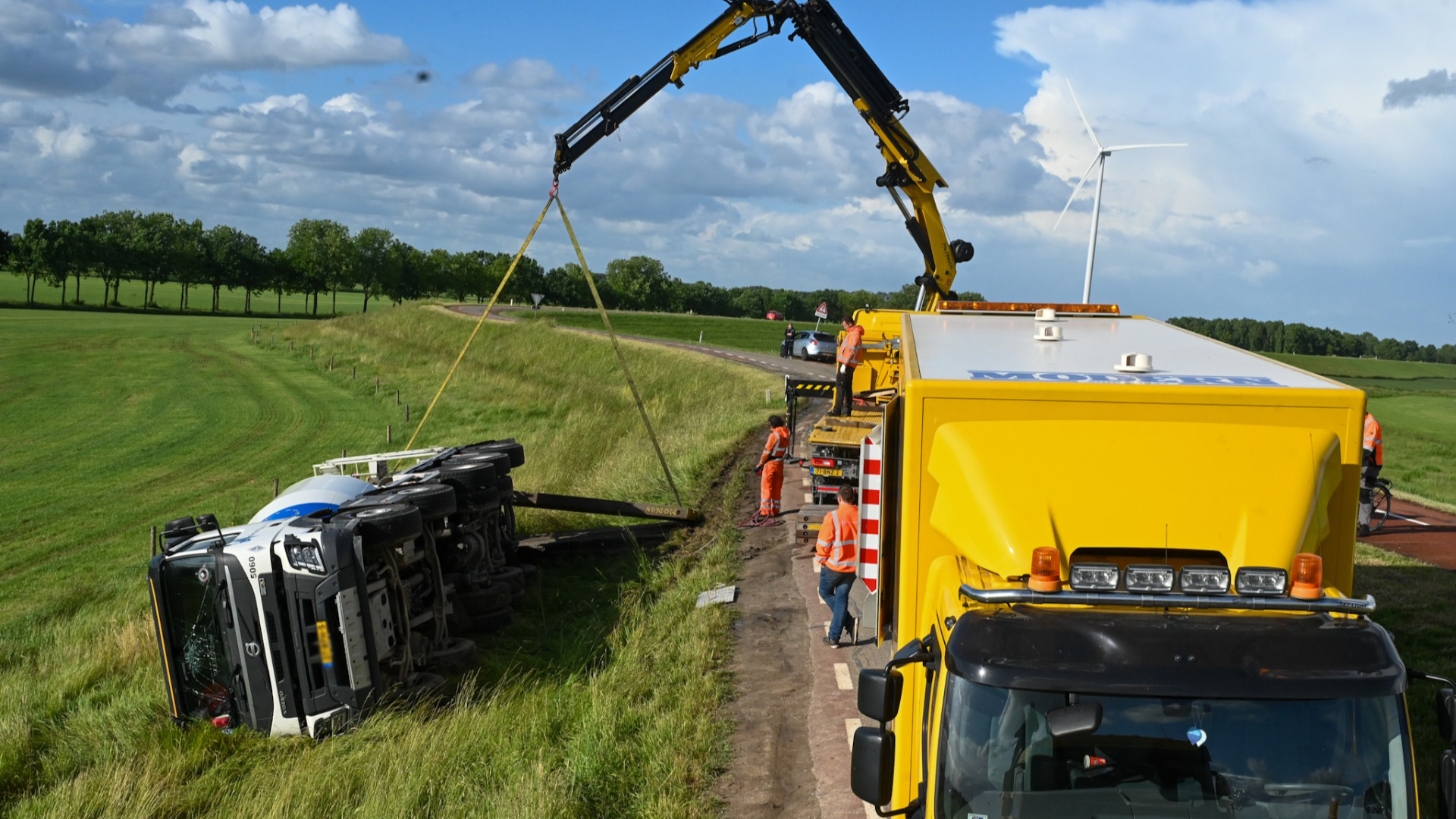 Betonmixer raakt van de weg en kantelt op Lekdijk