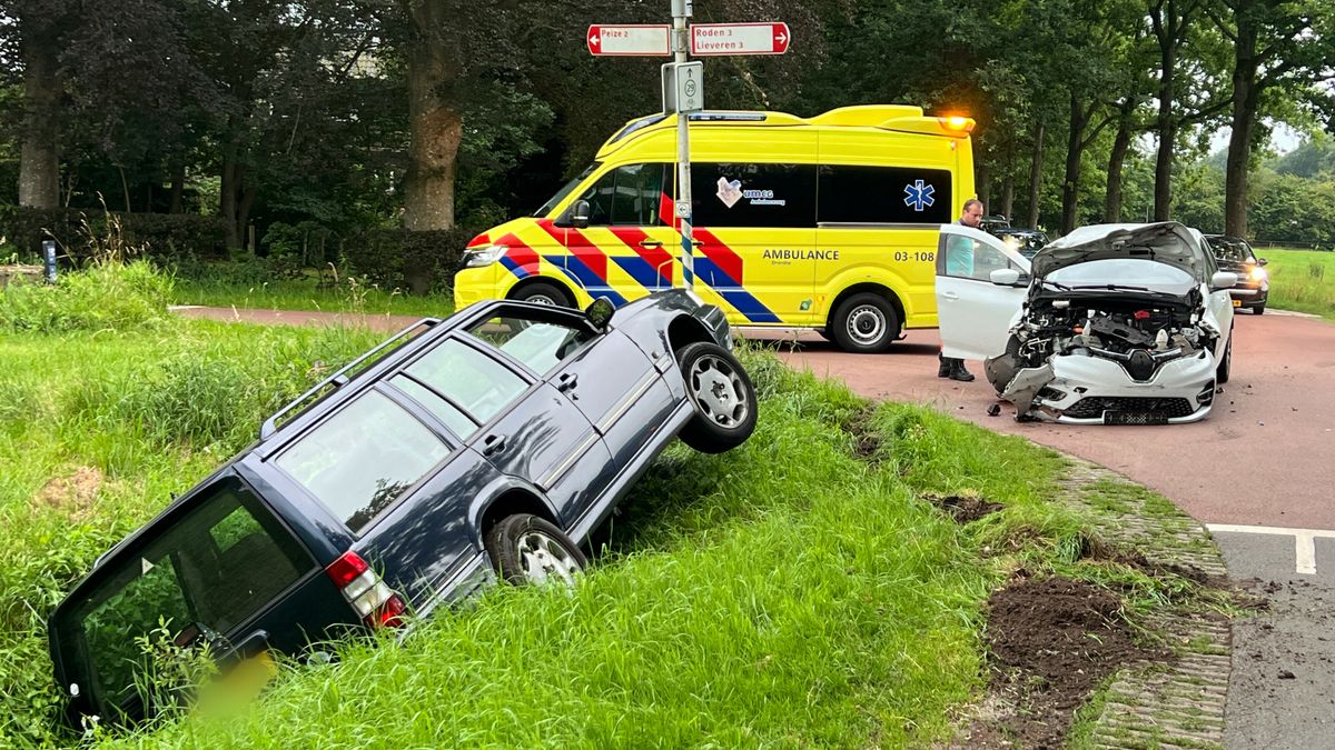 Auto's botsen op elkaar in Peize