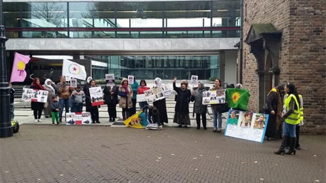 Bij het gemeentehuis in Arnhem
demonstreerde woensdagmiddag een groep van ongeveer 20 Koerdische vrouwen.