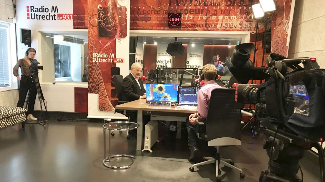 Burgemeester Jan van Zanen in de studio bij RTV Utrecht.