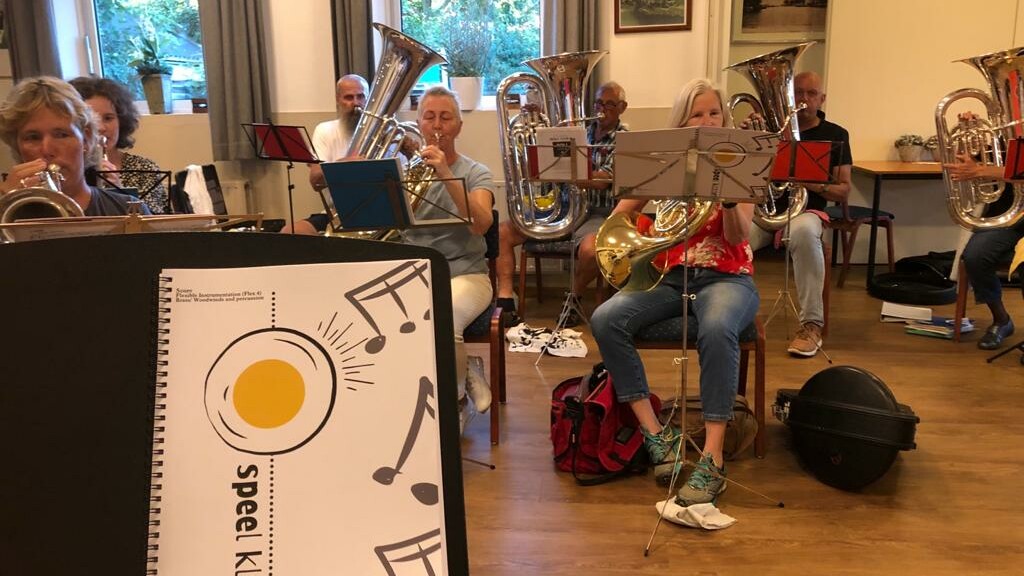 Orkestleden oefenen (archief)
