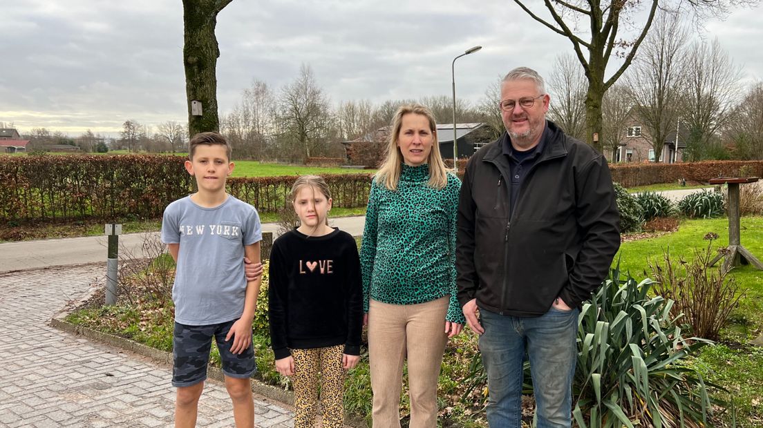 Familie De Bruin op hun erf.