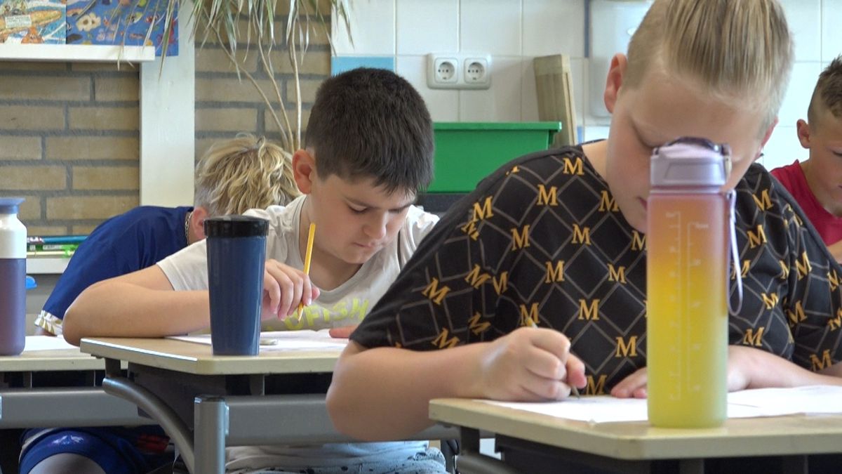 Cito-toetsen maken in stikheet klaslokaal: 'In de ochtend wil het nog