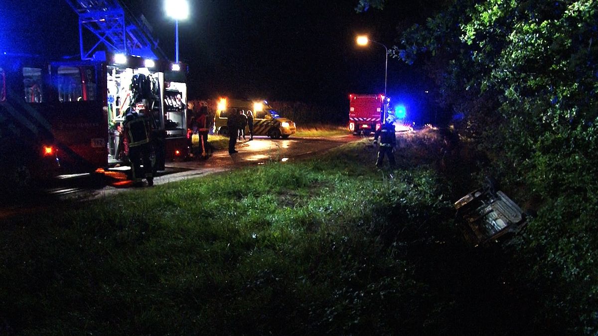 Auto op de kop in de sloot: de bestuurder had geen rijbewijs