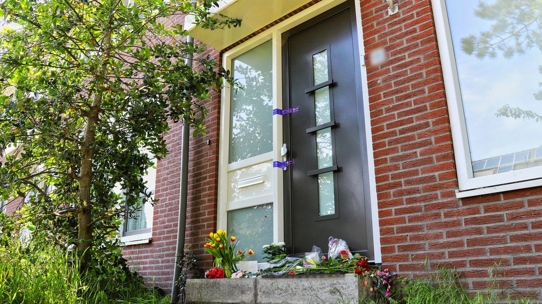 Bloemen bij het huis van de overleden vrouw in Ter Aar