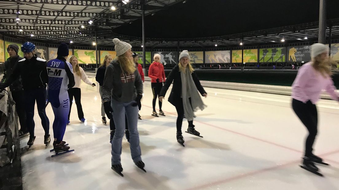 De veritanen schaatsen op de Vechtse Banen.