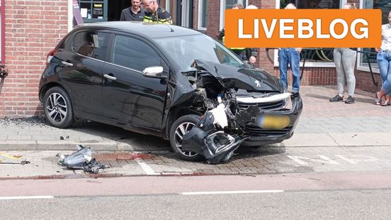 Gewonde na botsing • druk op de weg. Gewonde na botsing • druk op de weg.