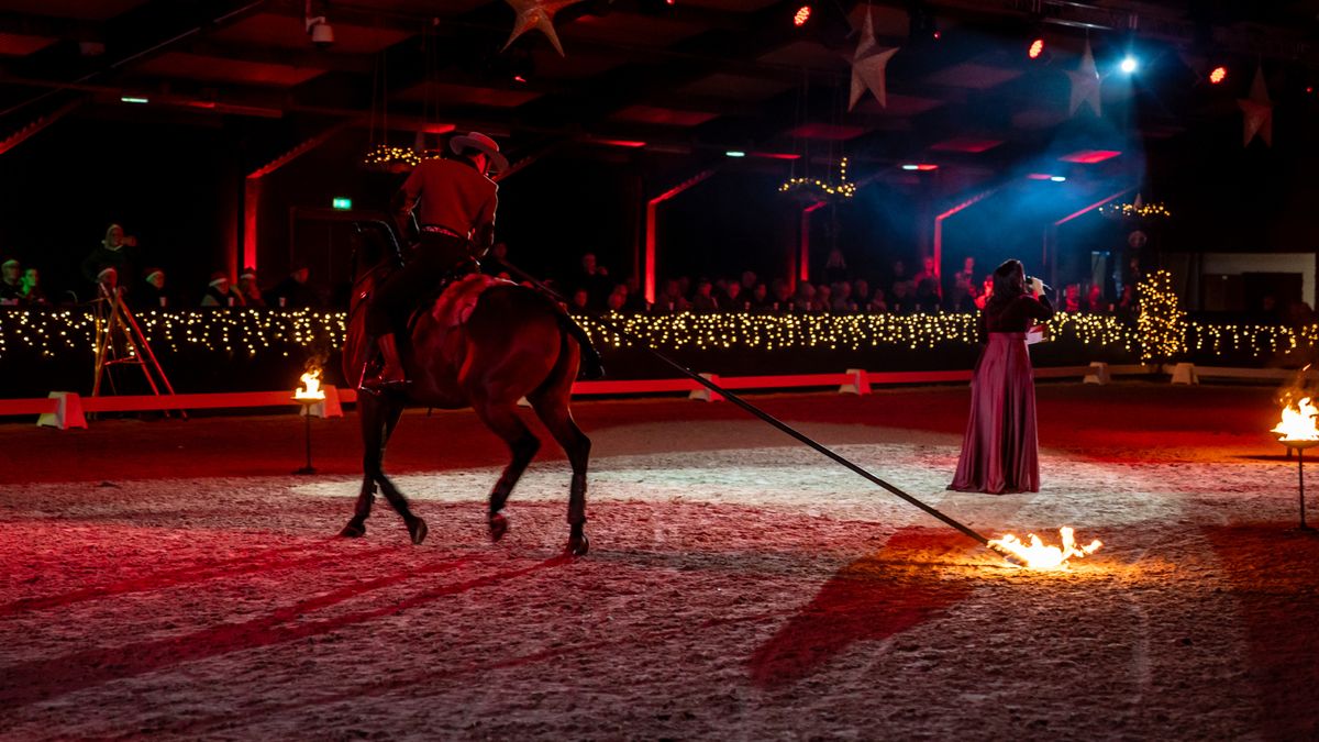In beeld: acrobatische kerstshow brengt vermaak in Exloo