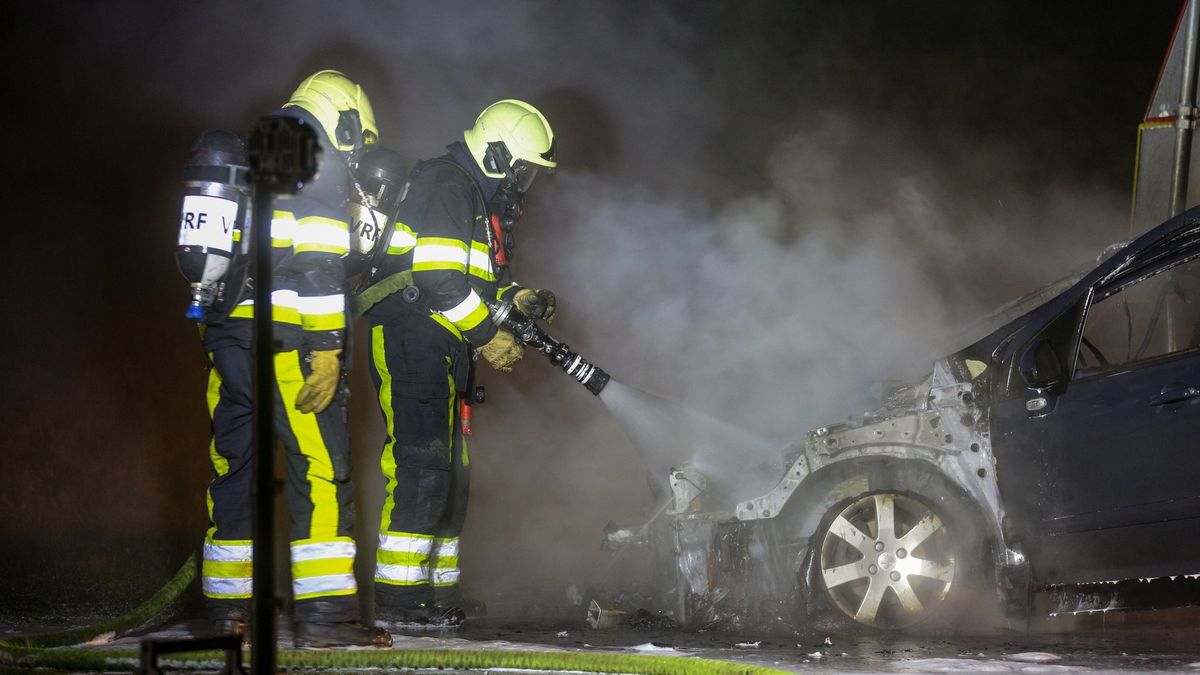 Auto vliegt in brand op de Afsluitdijk bij Kornwerderzand