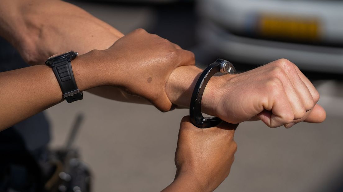 Een internationaal gezochte motorbendeleider is op een Lochemse camping gepakt.