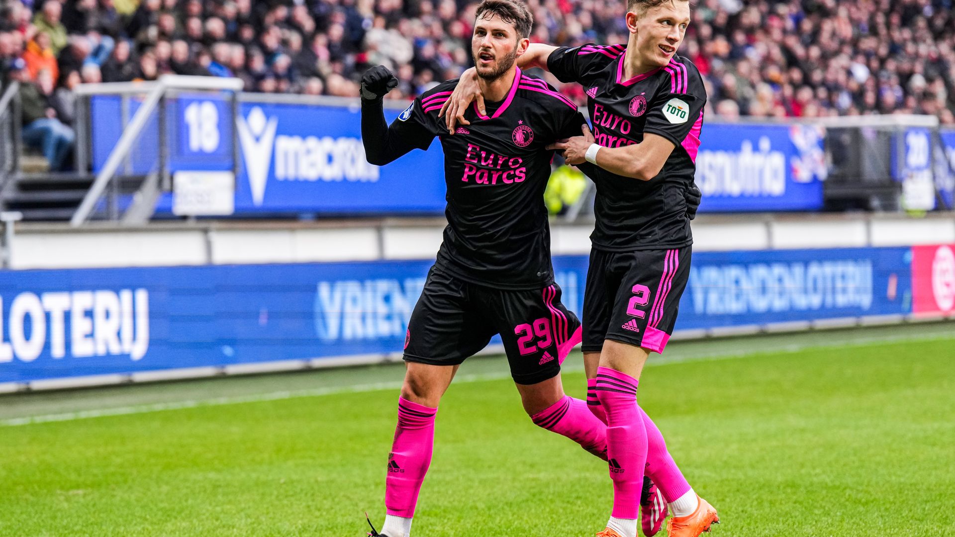 Feyenoord Boekt Tegen Sc Heerenveen Zwaarbevochten Zege En Herovert ...