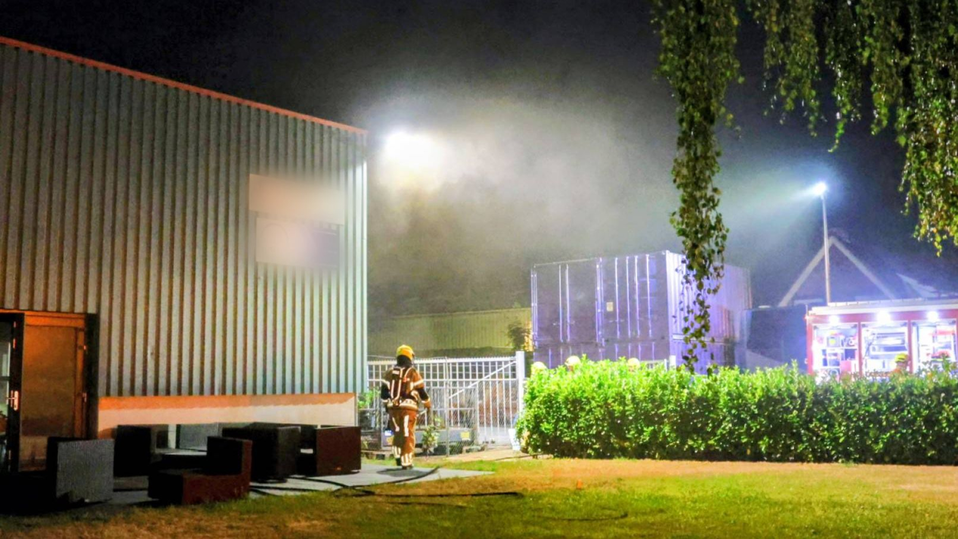 Brand bij bouwbedrijf • vlam in pan