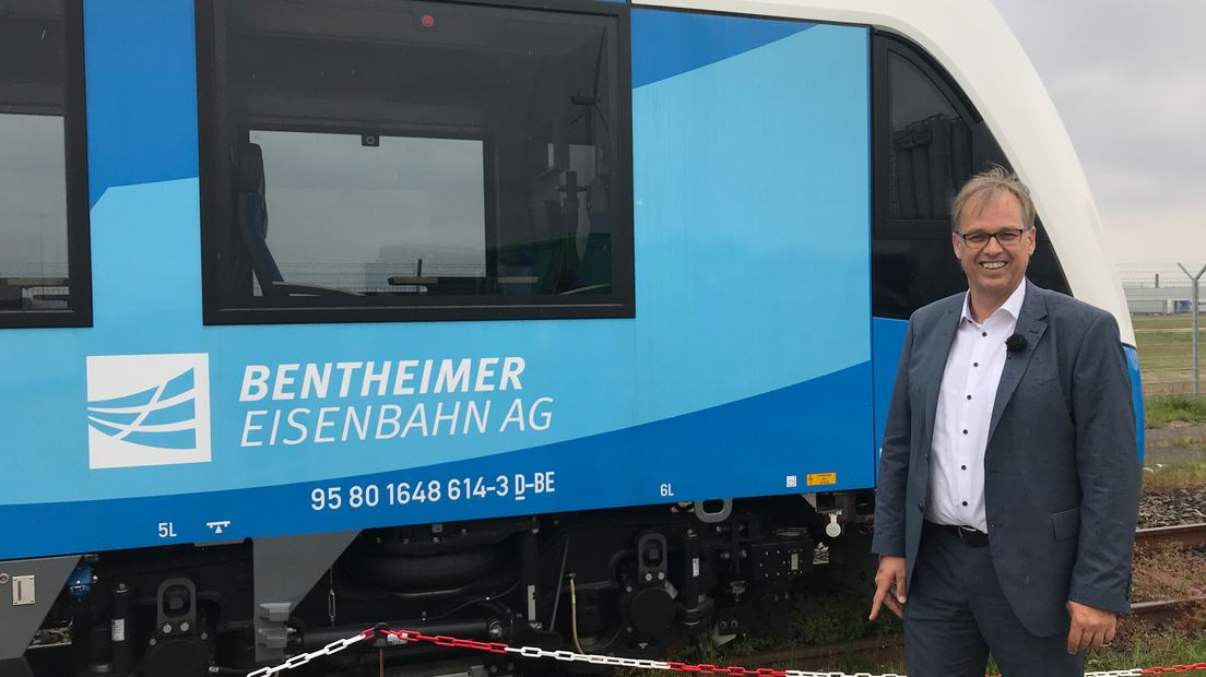 BE-directeur Joachim Berends bij een van de nieuwe treinen (Rechten: Serge Vinkenvleugel/RTV Drenthe)