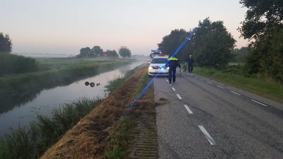 Auto rijdt ree aan in Nieuw-Balinge en komt in het water terecht