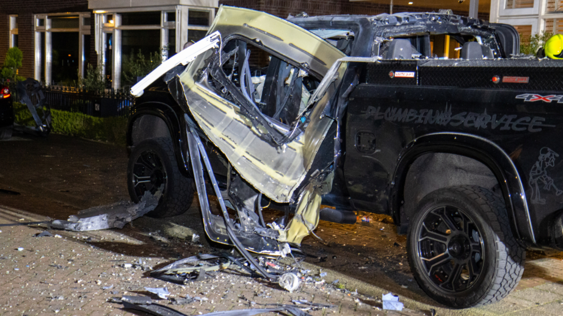 Een van de twee opgeblazen pick-up trucks van de Vlaardingse loodgieter
