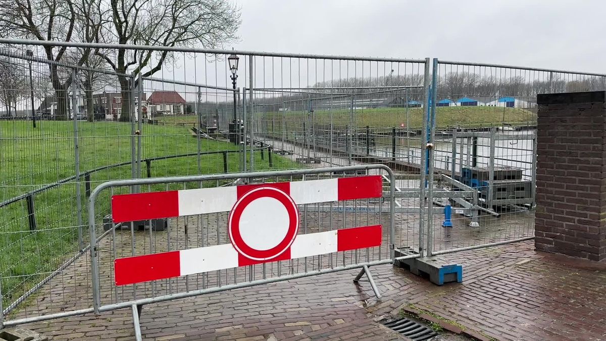 De instabiele kademuur in Vollenhove wordt tijdelijk gestut
