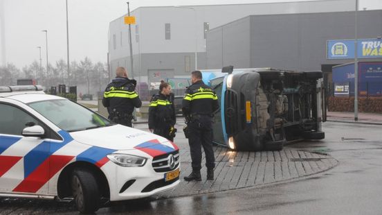 Botsing in Nunspeet • bestelwagen valt om. Botsing in Nunspeet • bestelwagen valt om.
