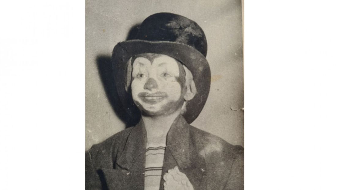 Karel de Rooij, 5 jaar, als clowntje in een variétévoorstelling