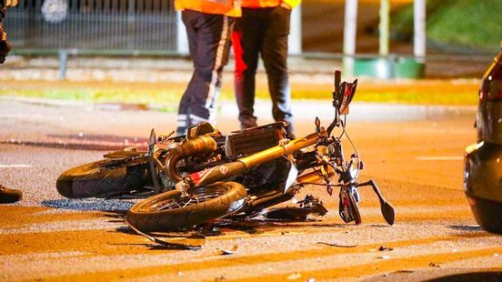 autos volledig vernield door brand • gewonde bij ongeluk. autos volledig vernield door brand • gewonde bij ongeluk.