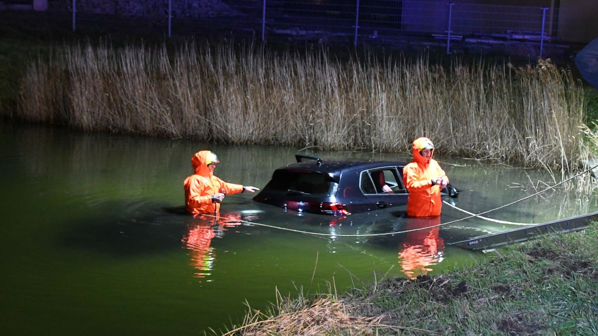 Auto half onder water in Zierikzee, bestuurder niet gevonden