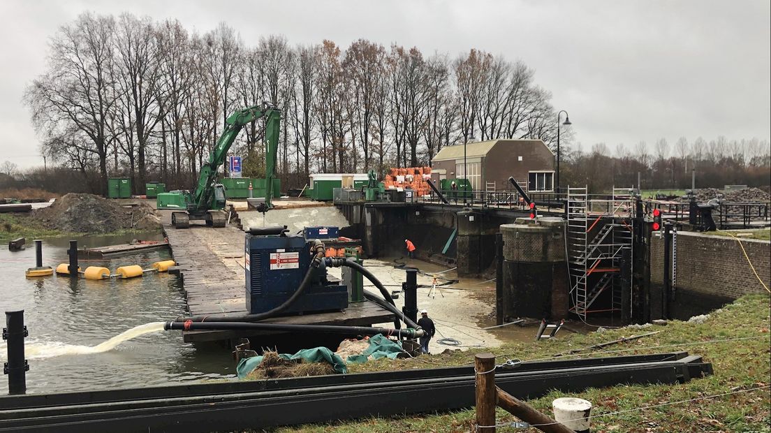 De werkzaamheden bij de stuw tussen Gramsbergen en Coevorden zijn in volle gang